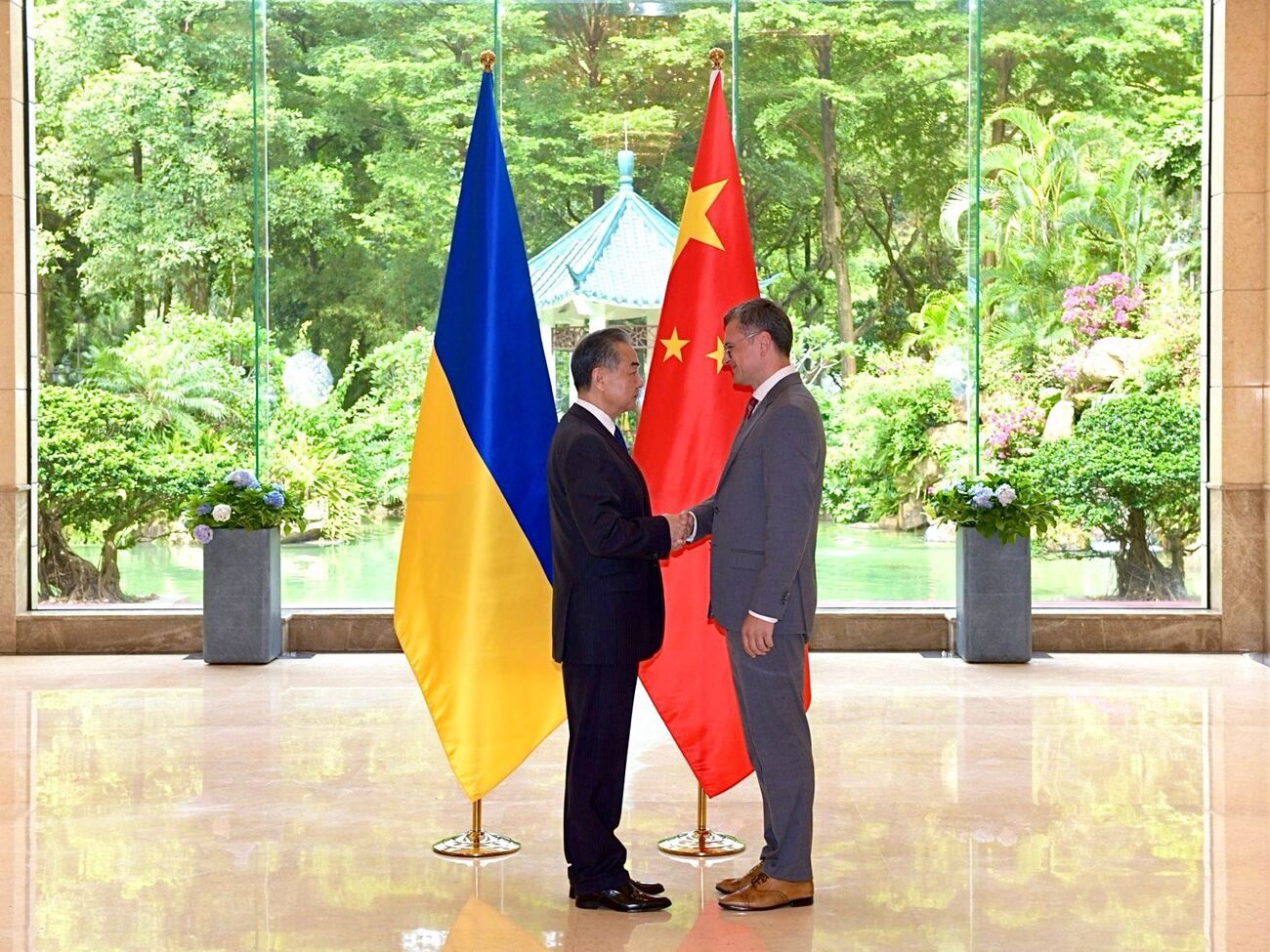 23 липня Кулеба з робочим візитом відвідав Китай і зустрівся з Ван І