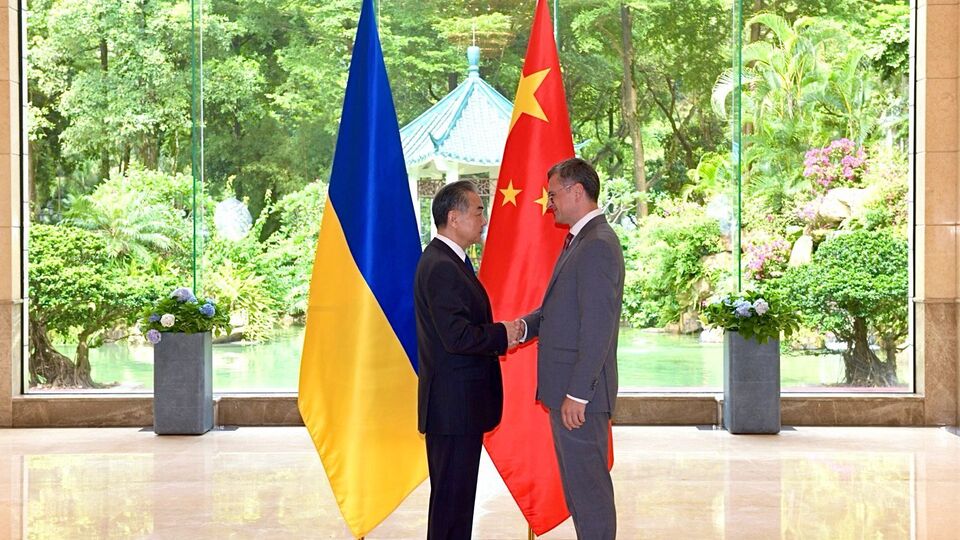 23 липня Кулеба з робочим візитом відвідав Китай і зустрівся з Ван І