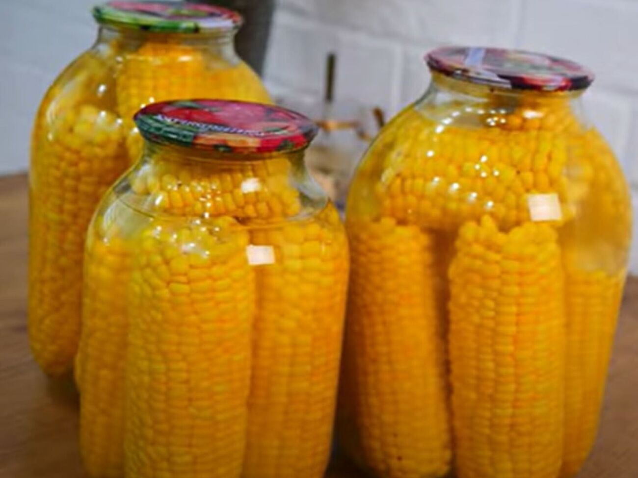 Банки с консервированной кукурузой нужно хранить в холодном месте