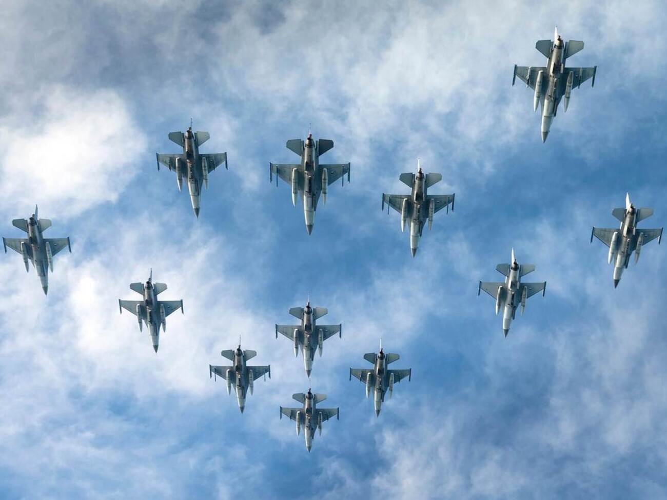 Процесс передачи Украине F-16 продвигается вперед, отметили в Белом доме