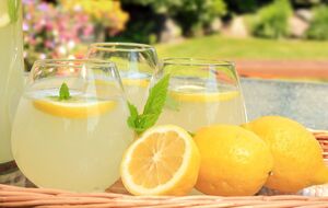 Лимонад нужно подавать охлажденным