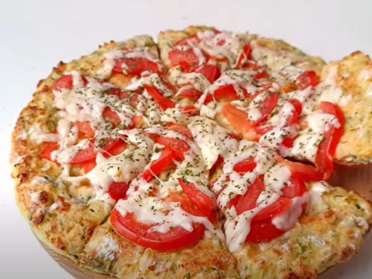 Выпекайте основу 20 минут при температуре 200 °С, а затем выложите начинку