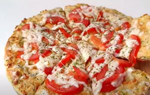 Выпекайте основу 20 минут при температуре 200 °С, а затем выложите начинку