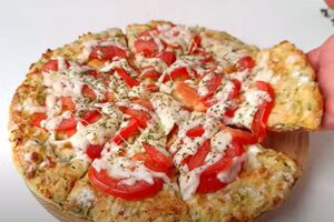 Выпекайте основу 20 минут при температуре 200 °С, а затем выложите начинку