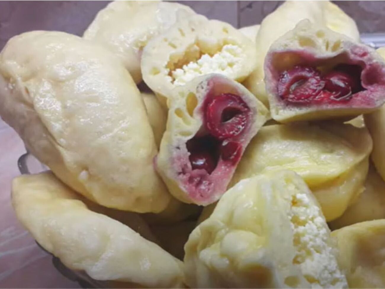 Для приготовления теста сперва смешайте кефир с содой