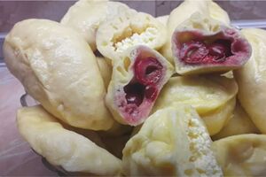 Для приготовления теста сперва смешайте кефир с содой