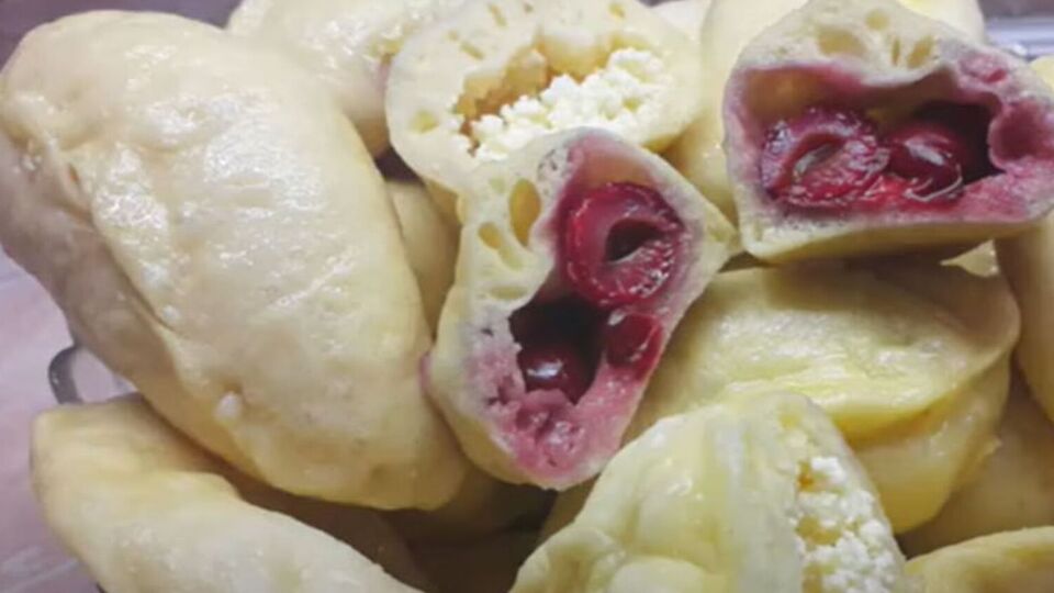 Для приготування тіста спершу змішайте кефір із содою