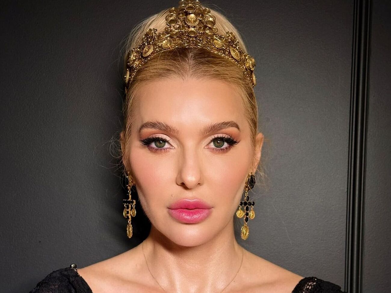 В клипе Буткевич появляется в нескольких образах