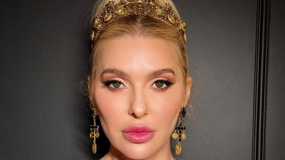 В клипе Буткевич появляется в нескольких образах