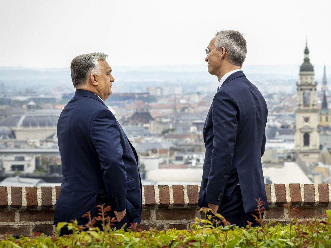 Столтенберг напомнил, что пару недель назад они обсуждали с Орбаном полномасштабную агрессию РФ против Украины