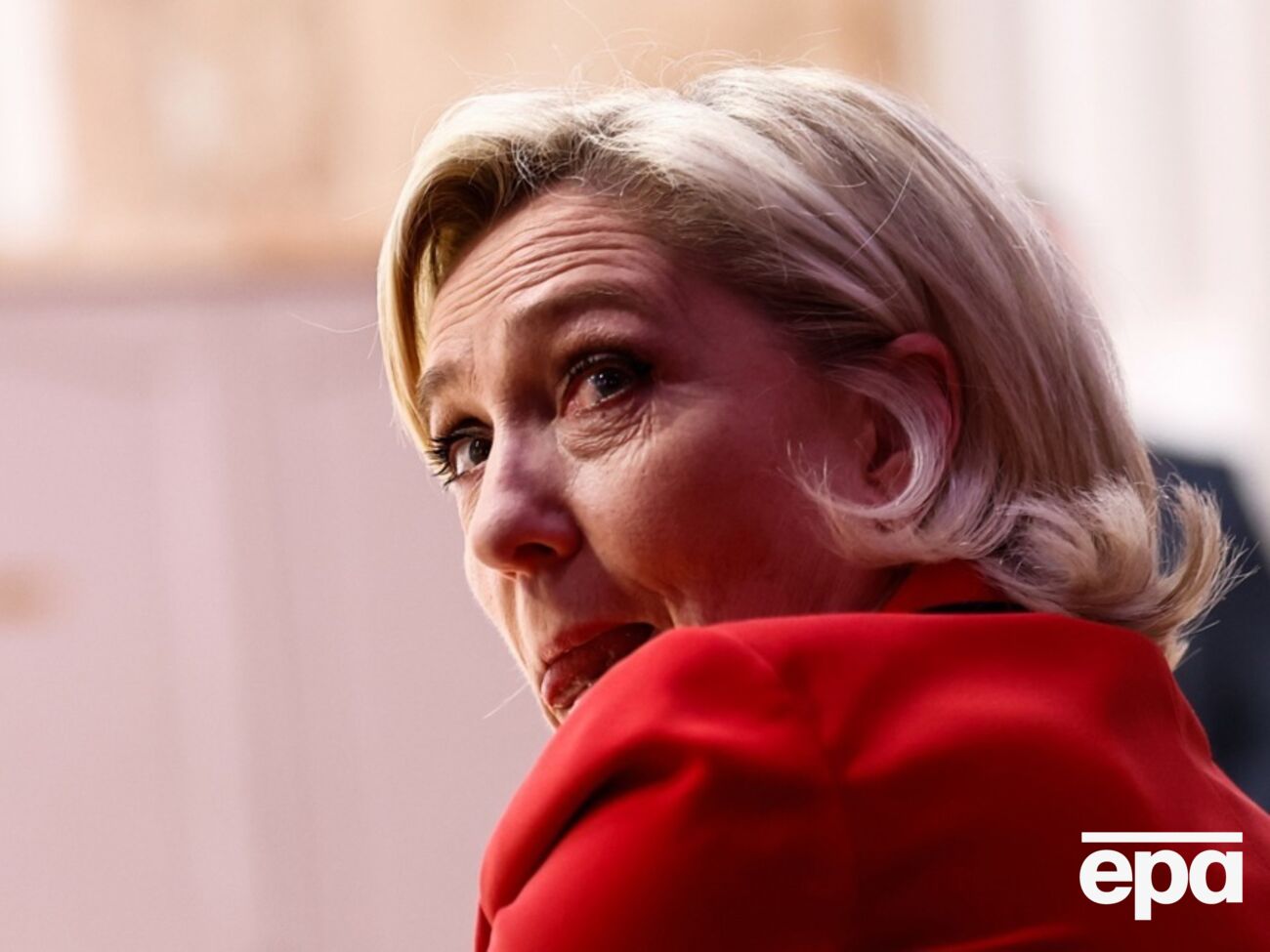 Якщо Макрон хоче скерувати війська в Україну, а прем'єр-міністр буде проти цього, то війська "не буде скеровано в Україну", зазначила Ле Пен