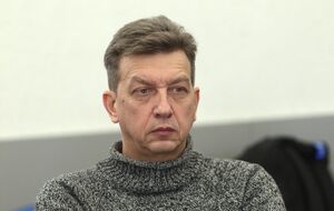 Версия о переговорах – это российское влияние на американские выборы. Трамп обещает, что остановит войну за один день, и часть американцев это воспринимает как позитив