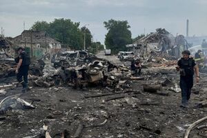 В Селидово повреждения получили 15 частных домов, 21 автомобиль, четыре магазина и промышленное здание, рассказали в ОВА