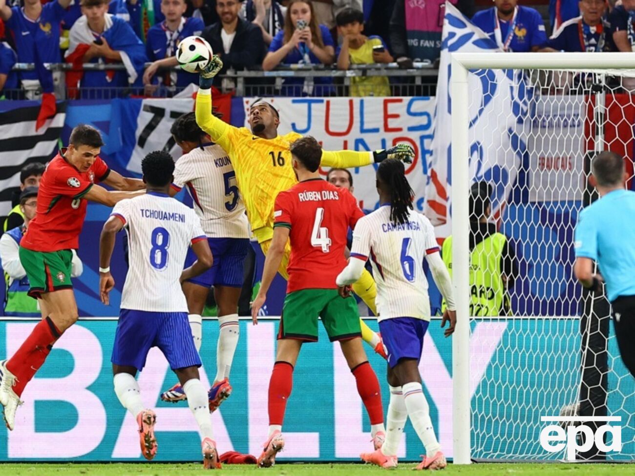 Матч проходил в Гамбурге