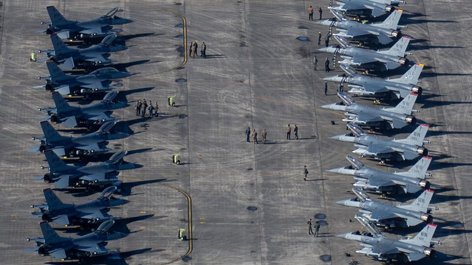 США уже более года обучают украинских пилотов на платформе F-16 и добились значительного прогресса, отметили в Белом доме