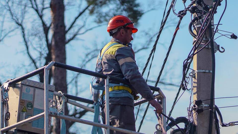 Головні причини вимкнень – наслідки восьми ракетних і дронових ударів РФ по українській енергетиці та спека
