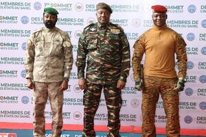 Самопроголошені президенти Малі, Нігеру та Буркіна-Фасо зібралися на першому саміті Конфедерації держав Сахеля (АЕS)