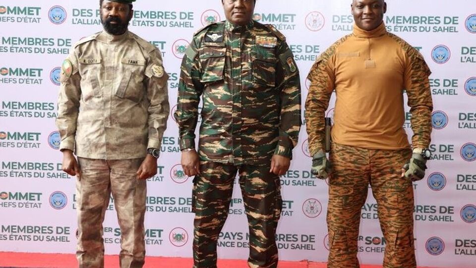 Самопроголошені президенти Малі, Нігеру та Буркіна-Фасо зібралися на першому саміті Конфедерації держав Сахеля (АЕS)