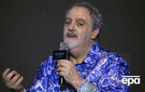 Ландау родился в Нью-Йорке 30 июля 1960 года