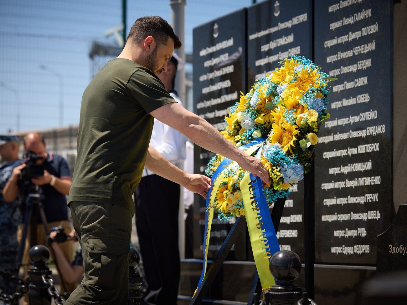 Зеленський поклав вінок до Стели пам'яті полеглих воїнів ВМС