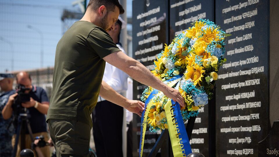 Зеленський поклав вінок до Стели пам'яті полеглих воїнів ВМС