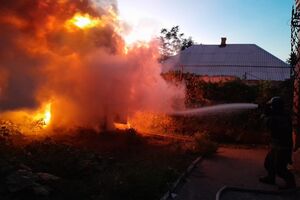 У Нікополі через російські атаки пошкоджено багатоквартирні і приватні будинки, на одному з подвір'їв сталася пожежа, зазначили в ОВА