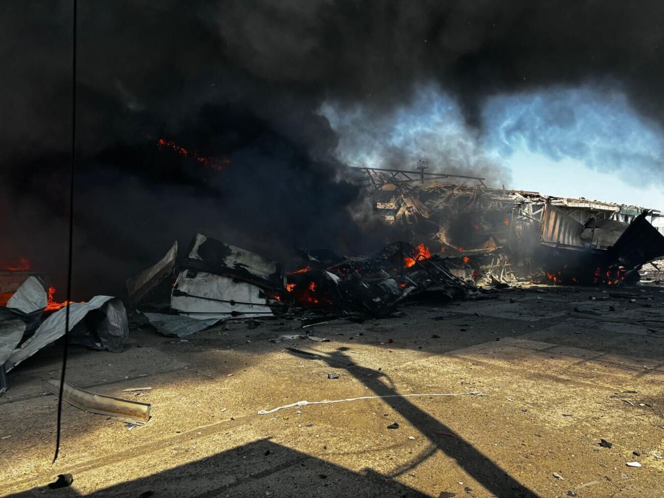 Ракета попала в предприятие, на котором находились трое мужчин