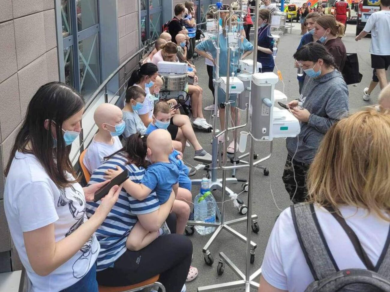 По словам Джамалы, несколько недель назад она находилась с сыном в больнице "Охматдет", которая попала под обстрел оккупантов