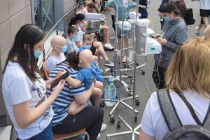 По словам Джамалы, несколько недель назад она находилась с сыном в больнице "Охматдет", которая попала под обстрел оккупантов