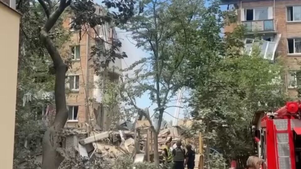 Разрушен один из подъездов в доме в Шевченковском районе