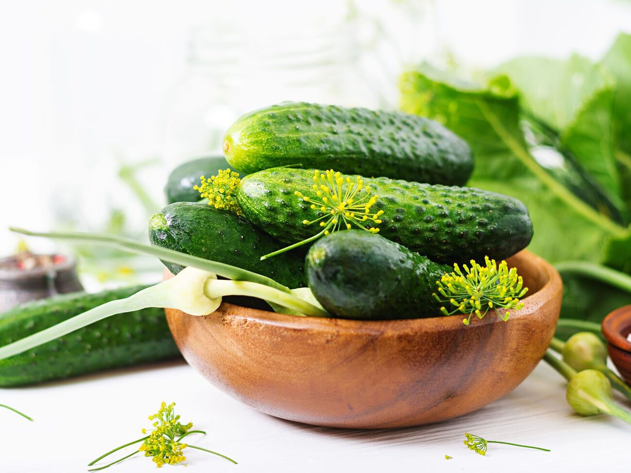 Перед приготуванням огірки потрібно розрізати на чотири частини