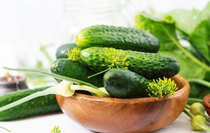 Перед приготовлением огурцы необходимо разрезать на четыре части