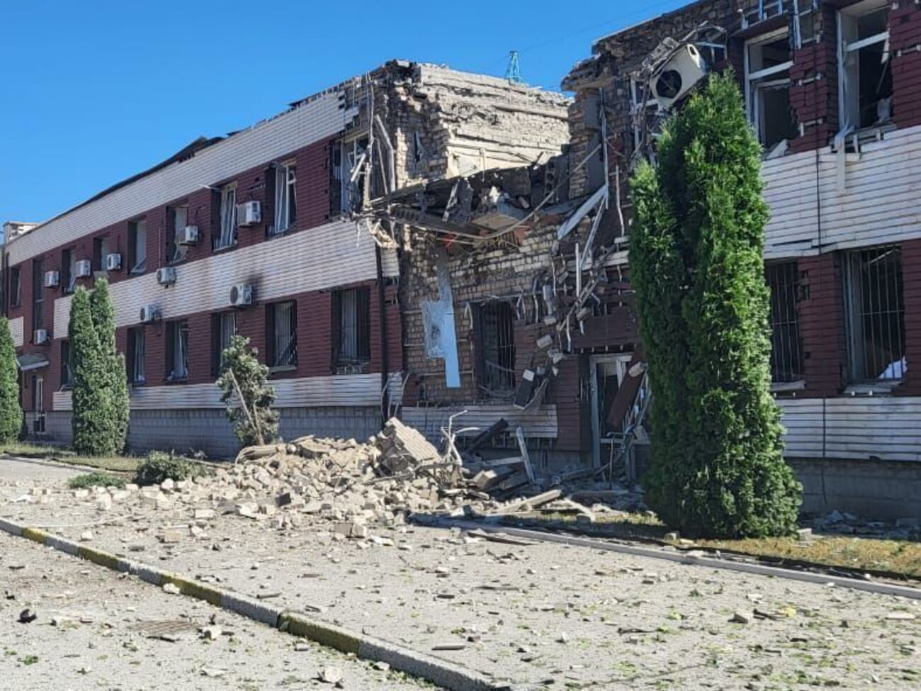 Ракета окупантів влучила в адміністративну будівлю