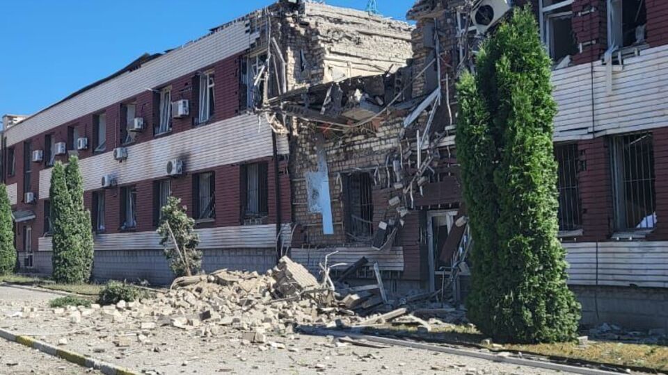 Ракета окупантів влучила в адміністративну будівлю