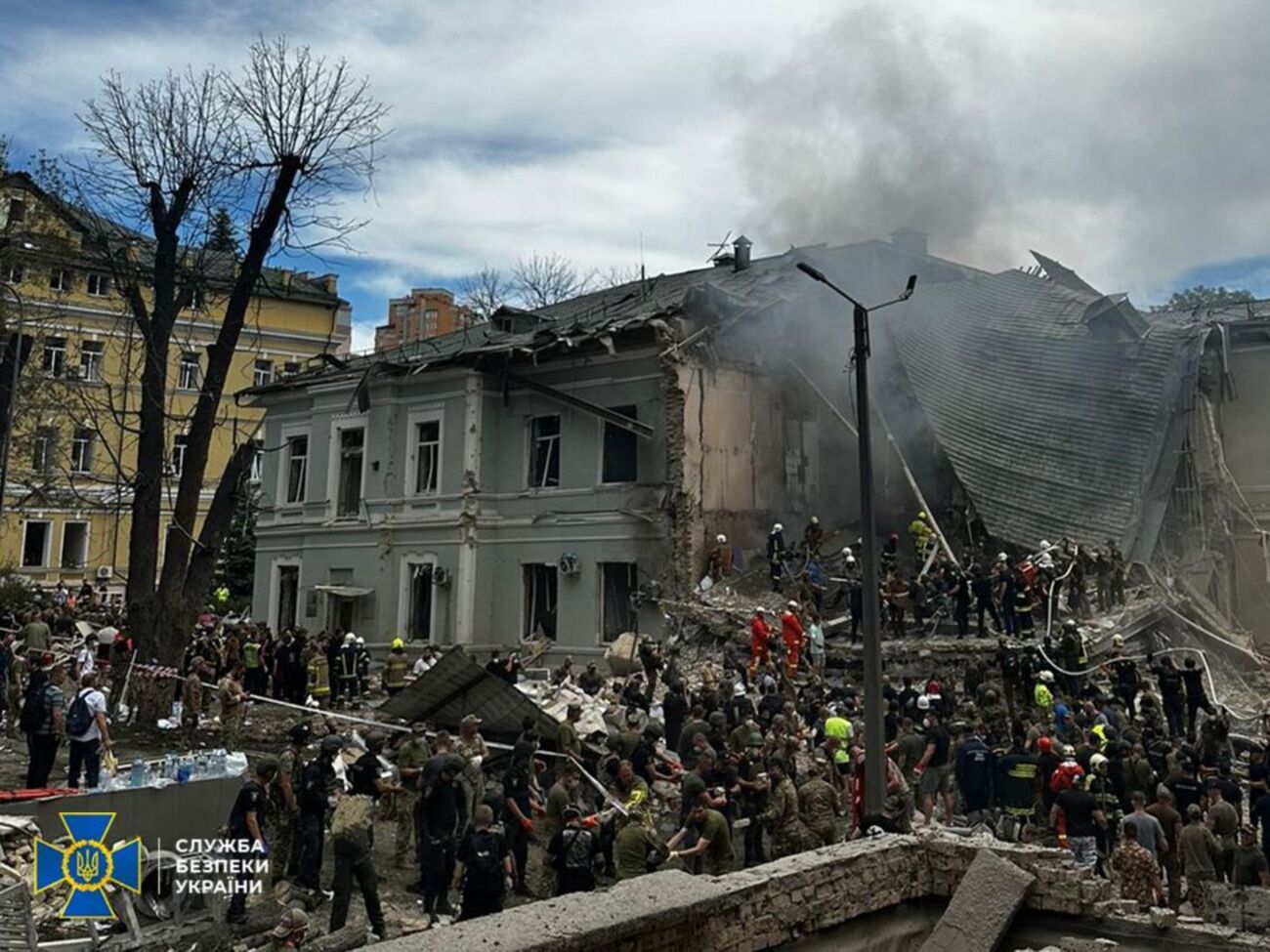 На місці прильоту в дитячу лікарню триває розбір завалів
