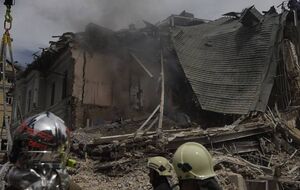 Рятувальники й далі розбирають завали після російської атаки