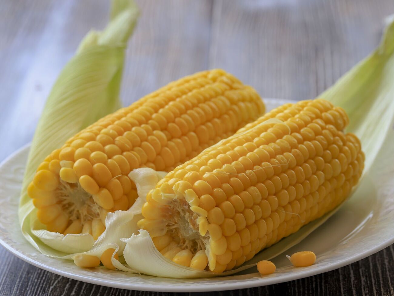 Блогерка порадила помістити неочищений качан у мікрохвильову піч, увімкнувши режим максимальної потужності