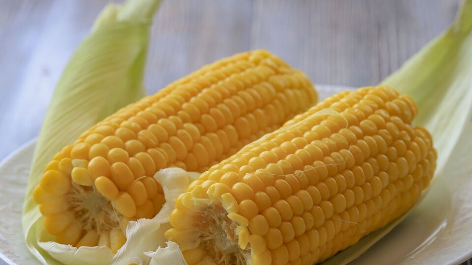 Блогерка порадила помістити неочищений качан у мікрохвильову піч, увімкнувши режим максимальної потужності