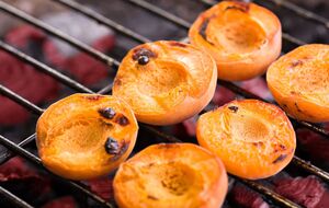 Абрикосы можно приготовить на гриле