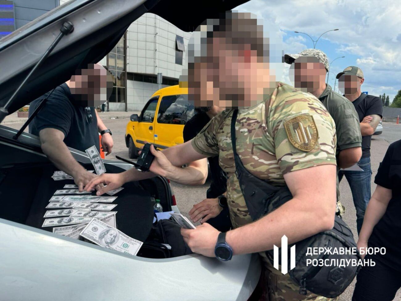 Директор благодійного фонду допомагав виїжджати чоловікам за кордон під виглядом волонтерів