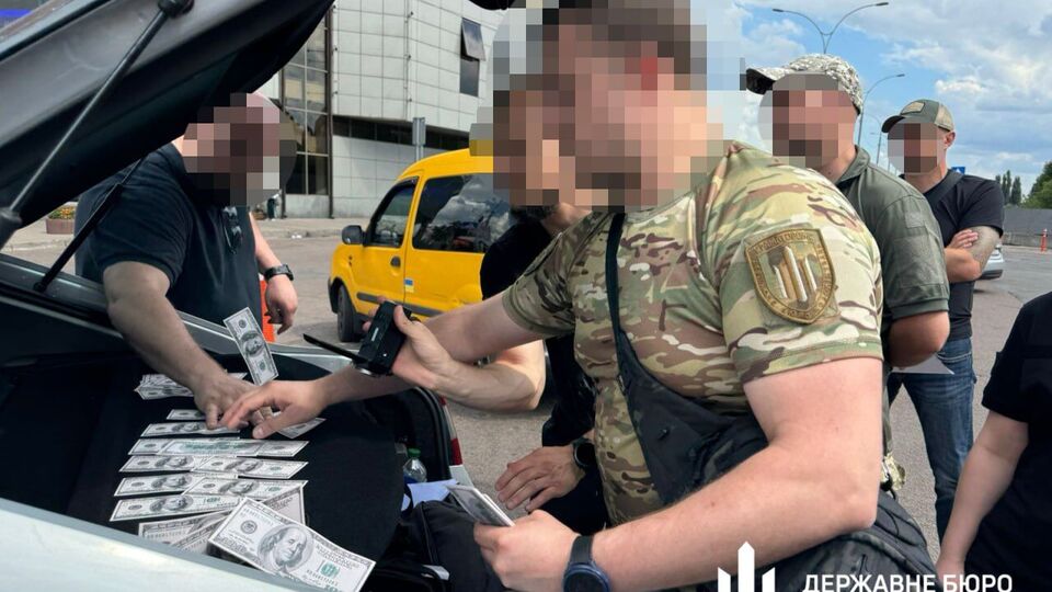 Директор благотворительного фонда помогал выезжать мужчинам за границу под видом волонтеров