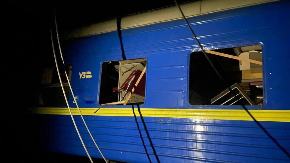Унаслідок повітряної атаки РФ провідниця дістала осколкові поранення голови, зазначили в "Укрзалізниці"