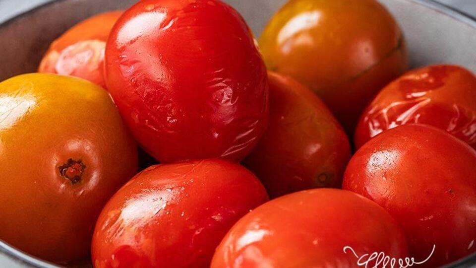 Хранить квашеные помидоры нужно в холодном погребе или в холодильнике