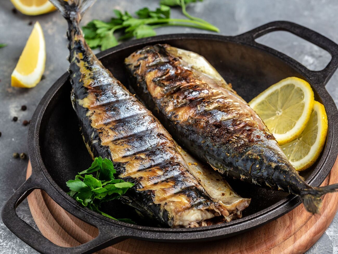 Выбирайте небольшие тушки скумбрии, так как они менее жирные