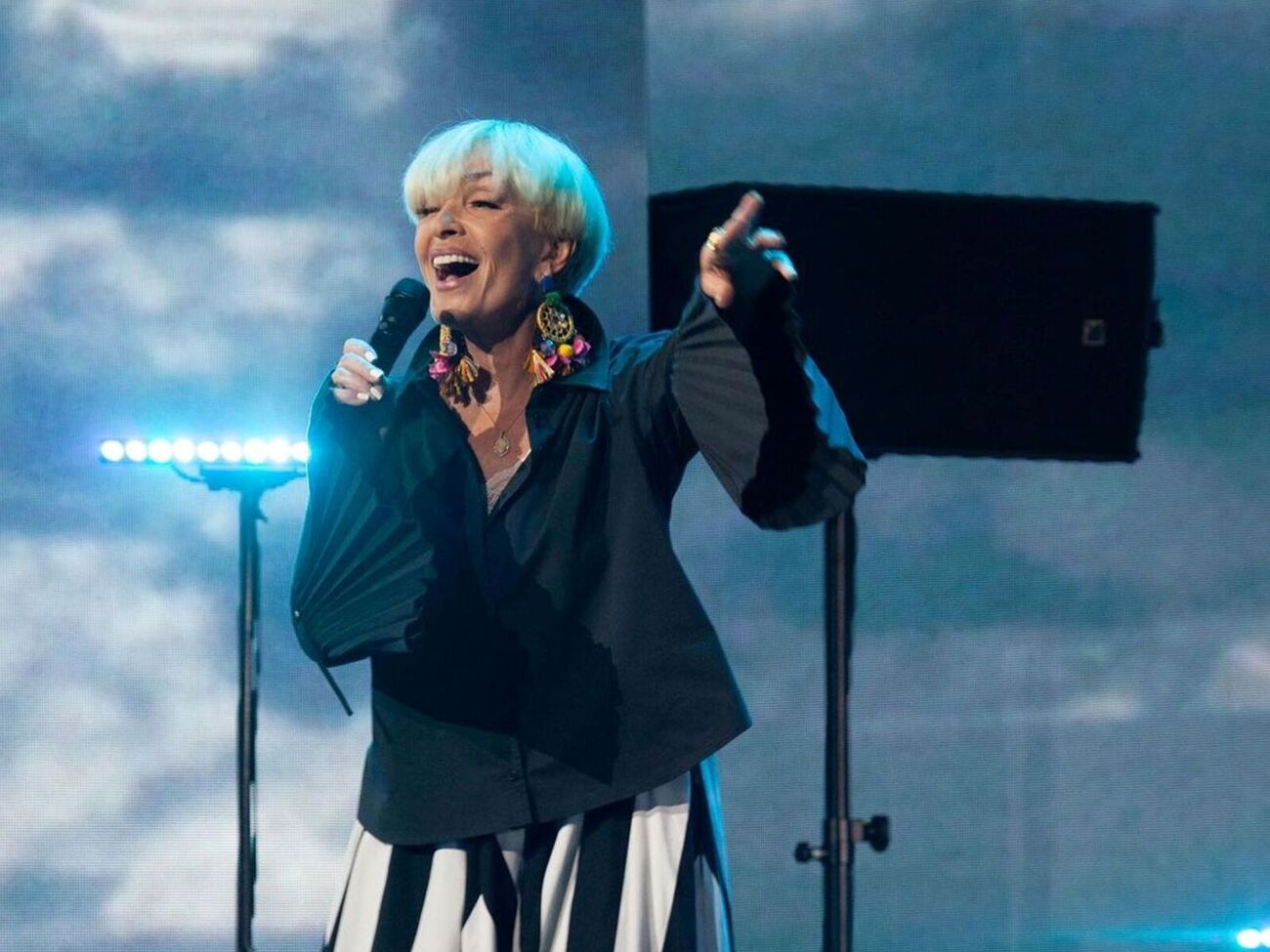 Вайкуле піднялася у взутті на стіл за допомогою стільця, водночас і далі співаючи