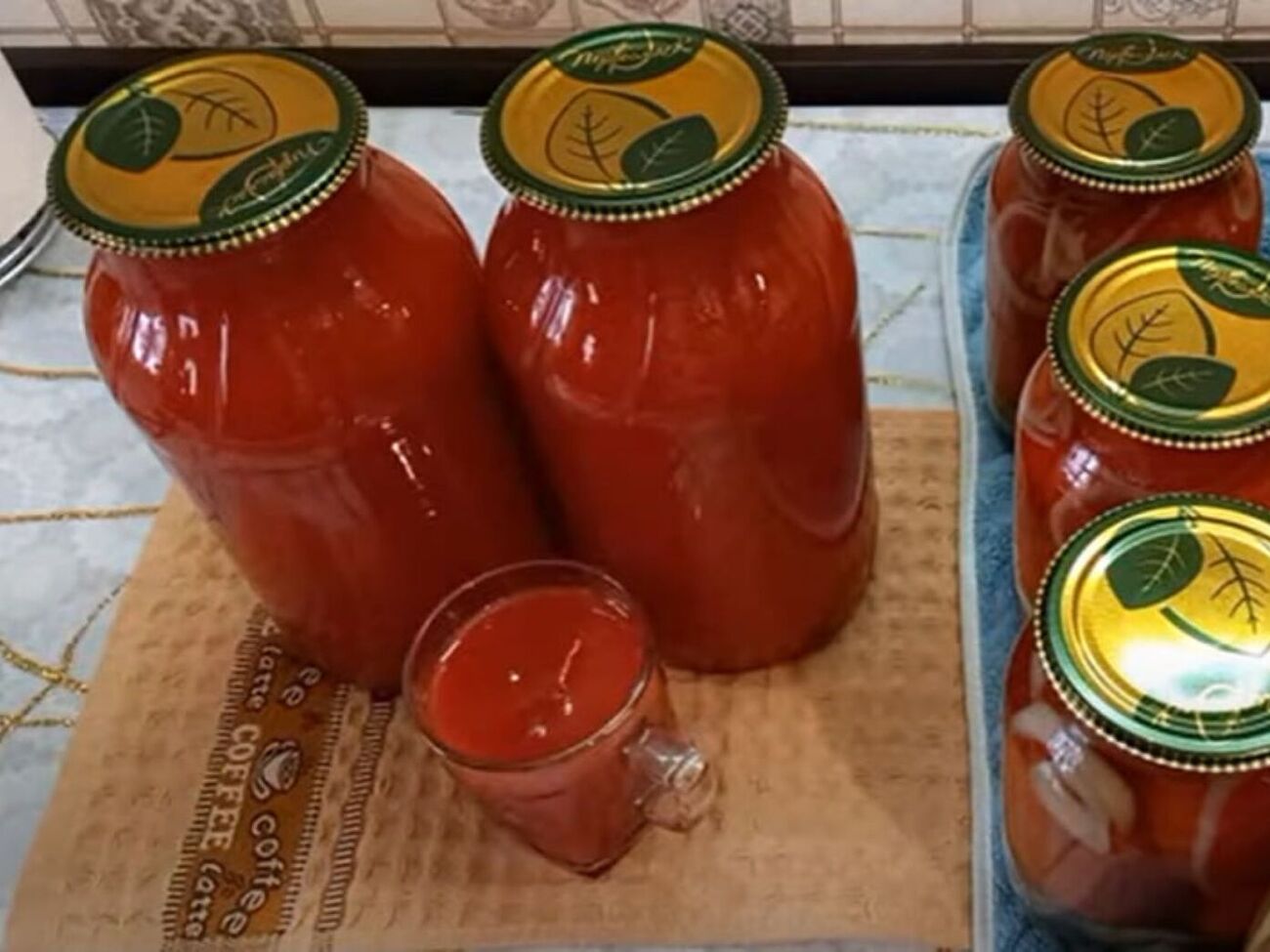 По словам блогера, лимонная кислота придает соку яркий цвет и более насыщенный вкус