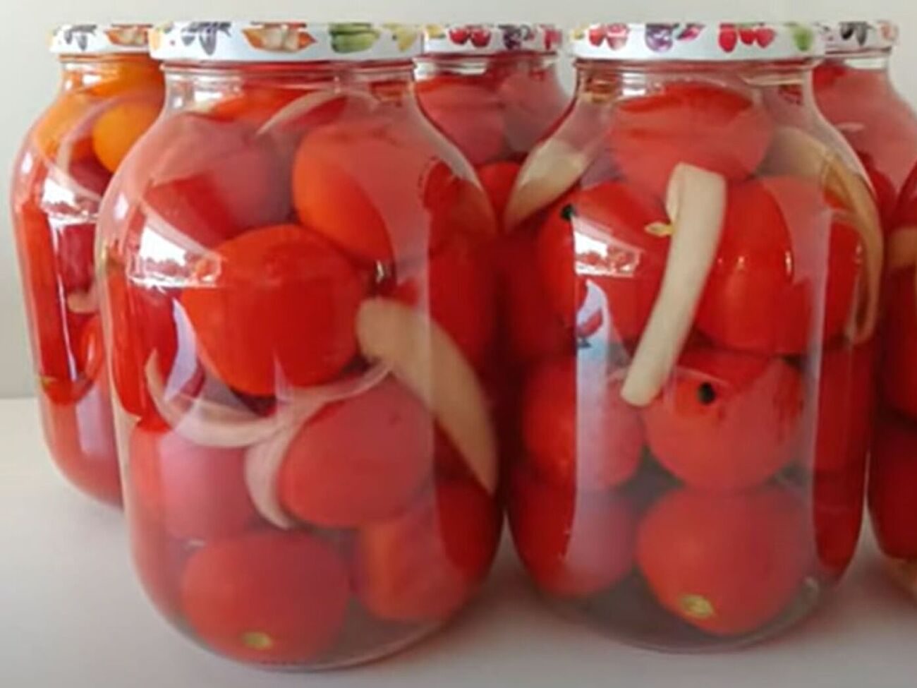 За словами блогерки, перець додає помідорам особливого аромату і смаку