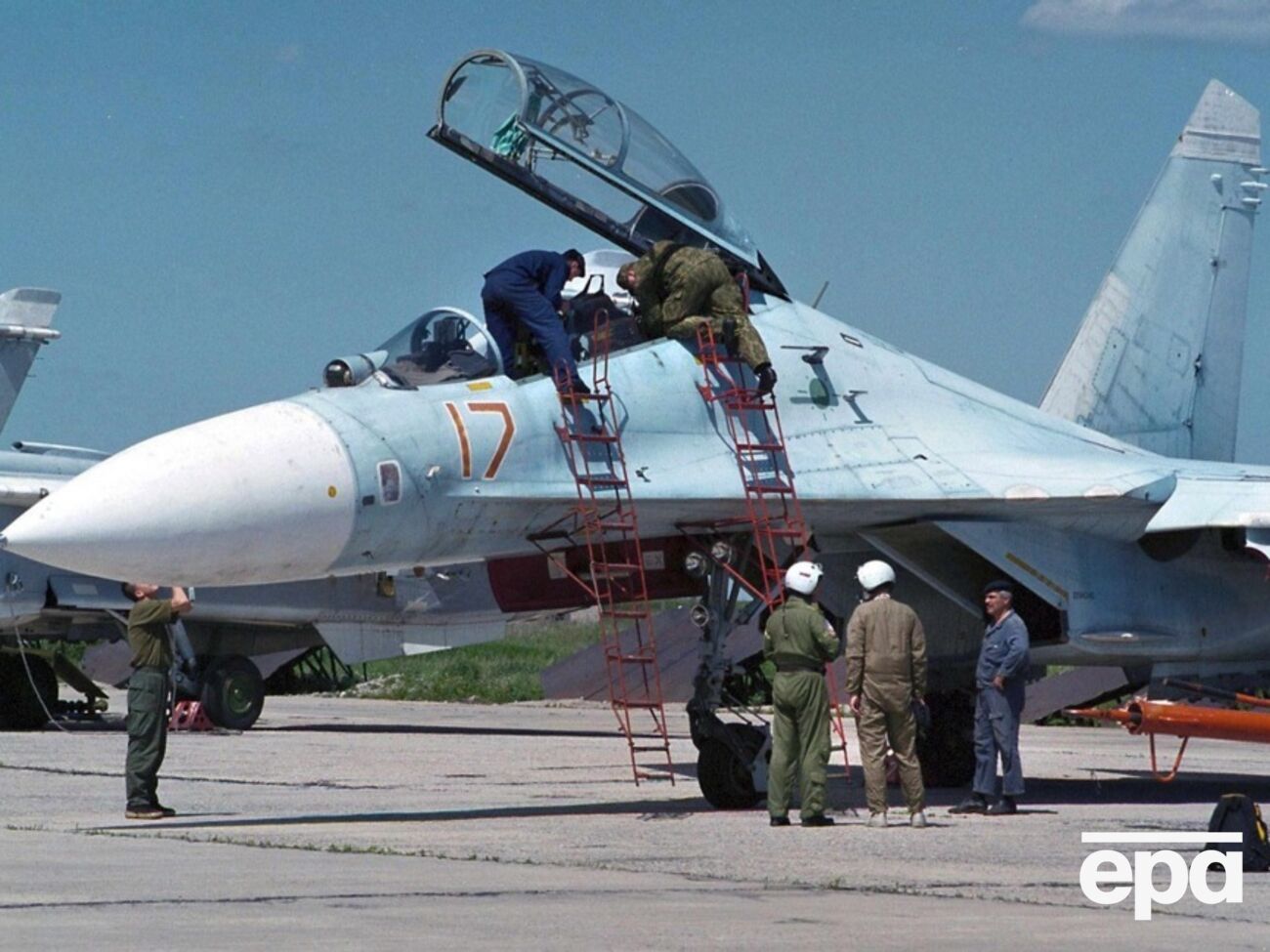 На пораженном аэродроме, по словам источников, было несколько десятков истребителей