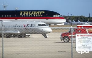 Посадка прошла без происшествий, Трамп пересел в другой самолет