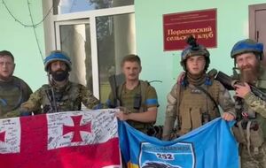 Военные держали два флага, один из которых – грузинский